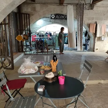 Le 32 Uzes
